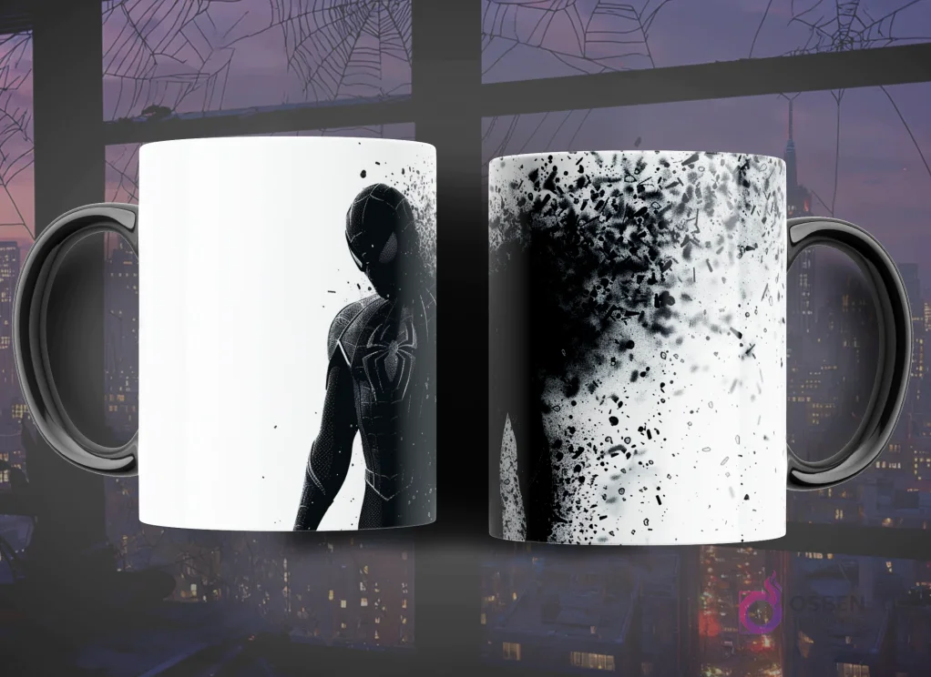 Taza de sublimación con diseño de Spider-Man en traje clásico negro y blanco, disolviéndose en partículas de tinta sobre un fondo claro.