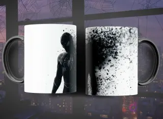 Taza de sublimación con diseño de Spider-Man en traje clásico negro y blanco, disolviéndose en partículas de tinta sobre un fondo claro.
