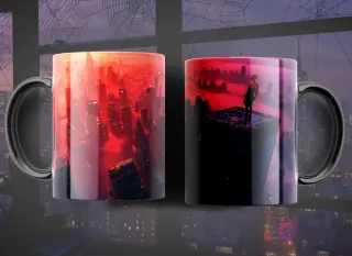 Taza con diseño panorámico de Spider-Man en un tejado, contemplando una ciudad futurista iluminada con intensos tonos rojos y morados al atardecer.