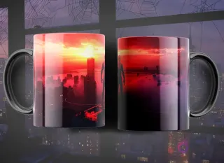 Taza con diseño de Spider-Man silueteado contra un dramático atardecer rojo en la ciudad, con rascacielos y reflejos.