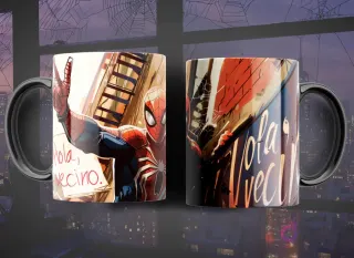 Taza de sublimación con diseño de Spider-Man saludando con la frase 'Hola, vecino' en un vibrante estilo cómic urbano, con edificios de fondo.