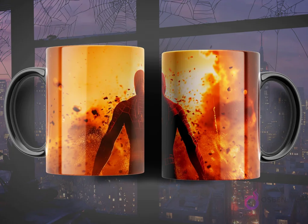 Taza con diseño de Spider-Man alejándose de una gran explosión anaranjada y brillante, con destellos de luz y humo.