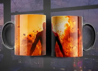 Taza con diseño de Spider-Man alejándose de una gran explosión anaranjada y brillante, con destellos de luz y humo.