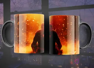 Taza de sublimación con diseño de Spider-Man agachado en medio de intensas partículas brillantes de color naranja y humo.