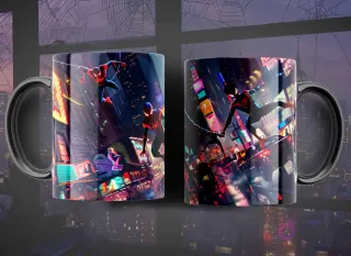 Taza con diseños de múltiples Spider-Men (Miles Morales y variantes) lanzando telarañas y saltando a través de una ciudad nocturna con luces de neón.