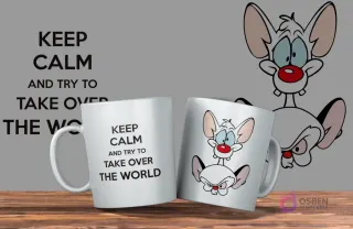 Dos tazas blancas, una con el texto 'KEEP CALM AND TRY TO TAKE OVER THE WORLD' y la otra con los personajes Pinky y Cerebro de caricatura apilados. Fondo gris.