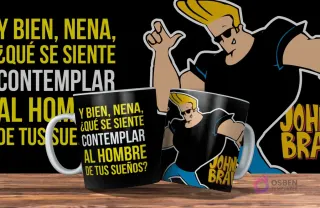 Dos tazas negras con diseño de Johnny Bravo. Una taza con Johnny Bravo y la frase 'Y bien, nena, ¿qué se siente contemplar al hombre de tus sueños?' La otra con Johnny Bravo posando. Fondo negro con detalles amarillos.