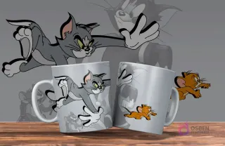 Dos tazas blancas con diseño de Tom y Jerry. Una con Tom saltando, la otra con Jerry corriendo. Fondo con siluetas grises.