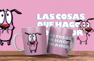 Dos tazas rosas con diseño de Coraje el Perro Cobarde. Una con la cara de Coraje asustado, la otra con la frase 'LAS COSAS QUE HAGO POR AMOR'. Fondo rosa.