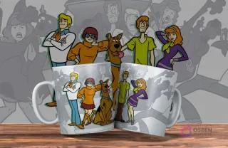 Dos tazas blancas con diseño de Scooby Doo y la pandilla misterio. Shaggy, Scooby, Vilma, Daphne y Fred posando. Fondo con siluetas grises de los personajes.