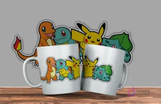 Dos tazas blancas con diseño de Pokémon. Una con Charmander y Squirtle, la otra con Pikachu y Bulbasaur. Fondo gris con siluetas de Pokémon.