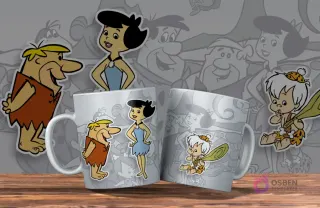 Dos tazas blancas con diseño de Los Picapiedra. Una con Pedro y Vilma, la otra con Pebbles. Fondo con siluetas grises prehistóricas.
