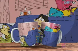 Dos tazas rosas con diseño de Ed, Edd y Eddy. Los tres amigos en un sofá, Ed leyendo. Fondo rosado con interior de casa.