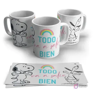 Tres tazas blancas con diseño de Snoopy y la frase 'Todo va a salir bien' bajo un arcoíris, junto a sus plantillas impresas.