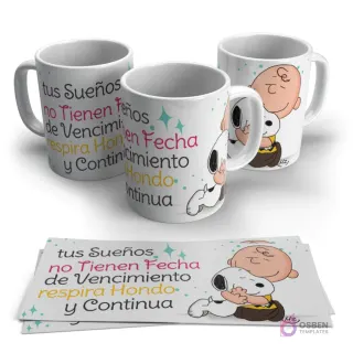 Tres tazas blancas con diseño de Charlie Brown abrazando a Snoopy y una frase motivacional sobre sueños y perseverancia. Se muestran las plantillas.