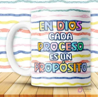 Taza blanca con mensaje cristiano 'En Dios cada proceso es un propósito' en letras coloridas sobre fondo de rayas vibrantes