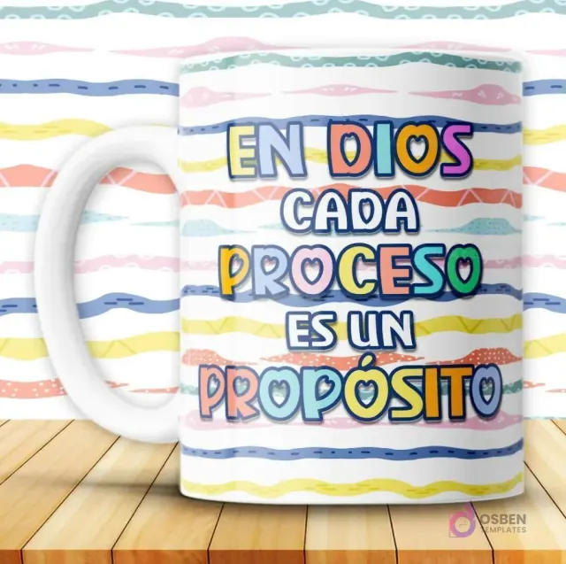 Taza blanca con mensaje cristiano 'En Dios cada proceso es un propósito' en letras coloridas sobre fondo de rayas vibrantes