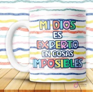 Taza blanca con mensaje cristiano 'Mi Dios es experto en cosas imposibles' en letras coloridas sobre fondo de rayas vibrantes
