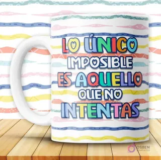 Taza blanca con mensaje motivacional 'Lo único imposible es aquello que no intentas' en letras coloridas sobre fondo de rayas vibrantes
