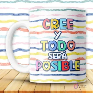 Taza blanca con mensaje cristiano 'Cree y todo será posible' en letras coloridas sobre fondo de rayas vibrantes
