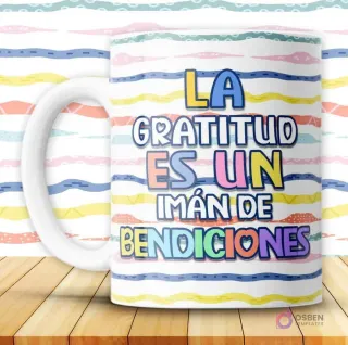 Taza blanca con mensaje cristiano 'La gratitud es un imán de bendiciones' en letras coloridas sobre fondo de rayas vibrantes