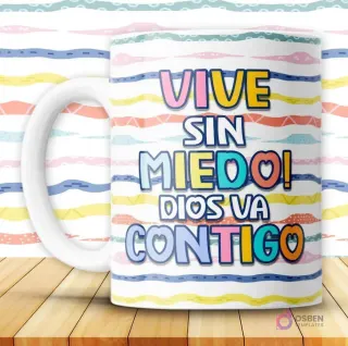Taza blanca con mensaje cristiano 'Vive sin miedo! Dios va contigo' en letras coloridas sobre fondo de rayas vibrantes