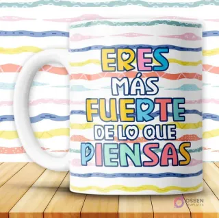 Taza blanca con mensaje motivacional 'Eres más fuerte de lo que piensas' en letras coloridas sobre fondo de rayas vibrantes