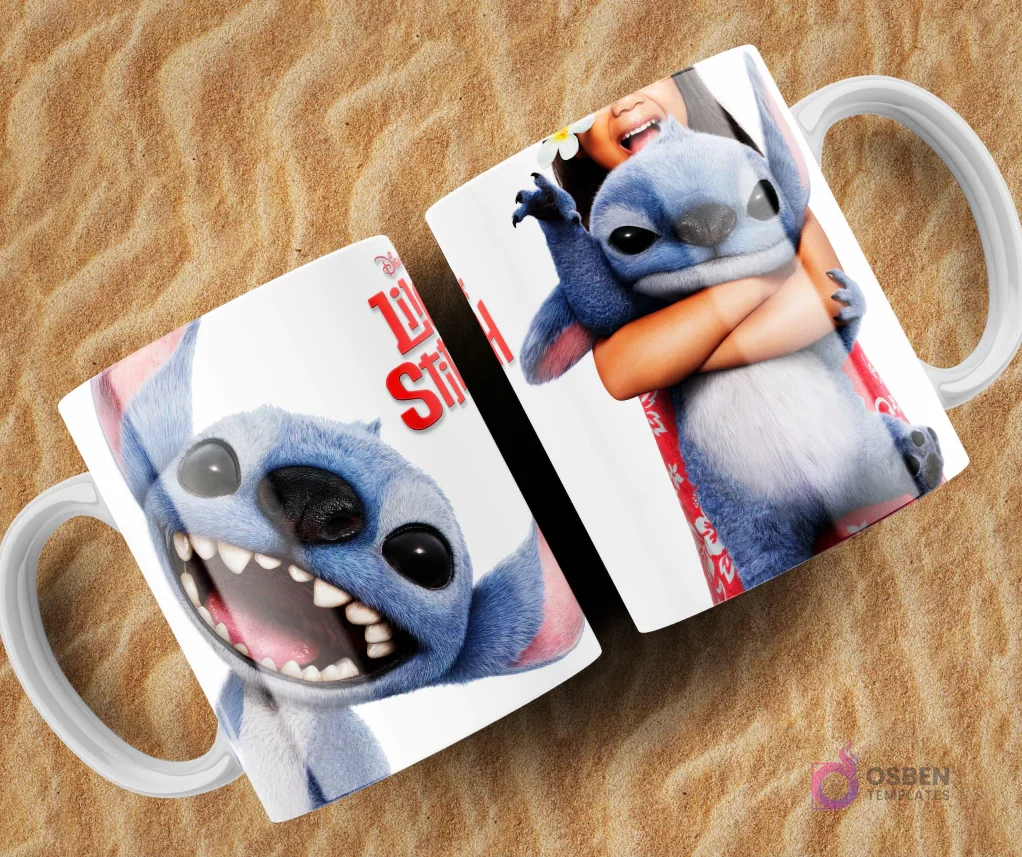 Dos tazas blancas sublimadas con diseños de Lilo y Stitch sobre arena. Una taza muestra a Stitch sonriendo ampliamente con dientes a la vista, la otra muestra a Stitch abrazando a Lilo con un fondo blanco.