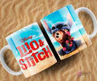 Dos tazas blancas sublimadas con temática de Lilo y Stitch sobre arena. Ambas tazas tienen un fondo de playa y muestran a Stitch mordiendo un coco, con el logo de Disney Lilo & Stitch en rojo.