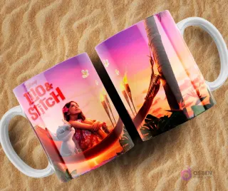 Dos tazas blancas con diseños de Lilo y Stitch sobre arena. Las tazas muestran a Lilo y Stitch relajados en una hamaca, con un vibrante atardecer tropical y antorchas Tiki de fondo.