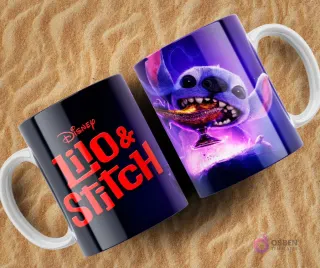 Dos tazas sublimadas de Lilo y Stitch sobre arena. Una taza negra con el logo de Disney Lilo & Stitch en rojo. La otra taza azul oscuro muestra a Stitch comiendo un postre brillante con luz morada.