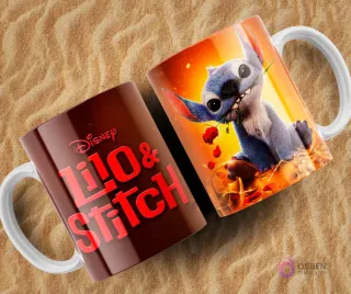 Dos tazas sublimadas con diseños de Lilo y Stitch sobre arena. Una taza marrón rojiza con el logo de Disney Lilo & Stitch en rojo. La otra taza naranja vibrante muestra a Stitch sosteniendo una rosa roja con la boca.
