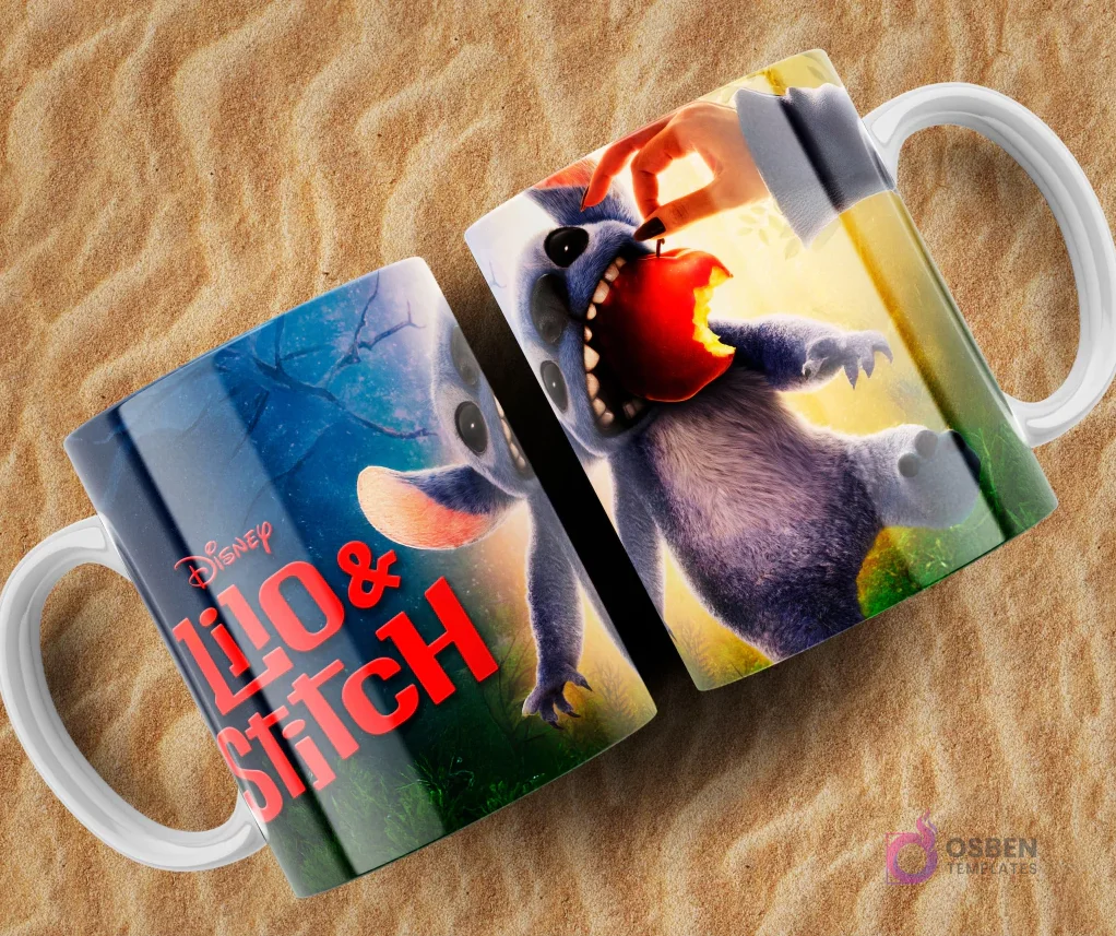 Dos tazas blancas sublimadas con un diseño de Lilo y Stitch sobre arena. Ambas tazas muestran a Stitch de color azul-gris, con una manzana roja en la boca, siendo tirado, con un fondo degradado de azul y verde.