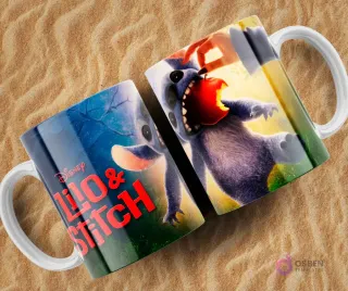 Dos tazas blancas sublimadas con un diseño de Lilo y Stitch sobre arena. Ambas tazas muestran a Stitch de color azul-gris, con una manzana roja en la boca, siendo tirado, con un fondo degradado de azul y verde.