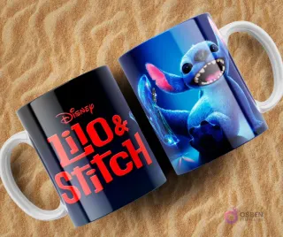 Dos tazas sublimadas de Lilo y Stitch sobre arena. Una taza negra con el logo de Disney Lilo & Stitch en rojo. La otra taza azul brillante muestra a Stitch saludando con un objeto azul translúcido en su mano, con un fondo oscuro.