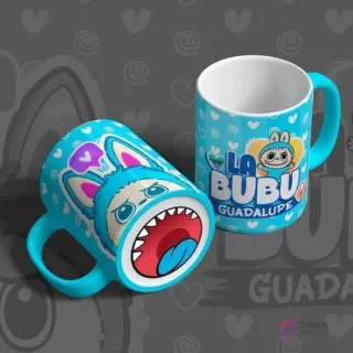 Mug de sublimación azul turquesa con diseño de Labubu de bocas y el nombre Guadalupe, presentado junto a otra taza del mismo diseño en perspectiva lateral.