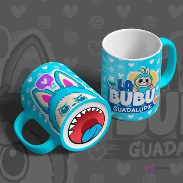 Mug de sublimación azul turquesa con diseño de Labubu de bocas y el nombre Guadalupe, presentado junto a otra taza del mismo diseño en perspectiva lateral.