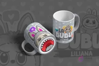 Mug de sublimación gris con diseño de Labubu de bocas y el nombre Liliana, mostrado en un mockup con dos tazas.