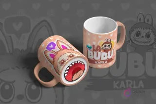 Mug de sublimación color durazno con diseño de Labubu de bocas y el nombre Karla, exhibido en un mockup.