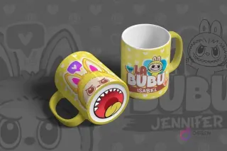 Mug de sublimación amarillo vibrante con diseño de Labubu de bocas y el nombre Isabel, presentado artísticamente.