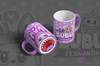 Mug de sublimación morado con diseño de Labubu de bocas y el nombre Fernanda, mostrando dos perspectivas.
