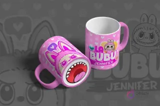 Mug de sublimación rosa fuerte con diseño de Labubu de bocas y el nombre Jennifer, en un elegante mockup.