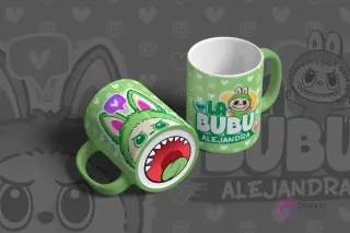 Mug de sublimación verde limón con diseño de Labubu de bocas y el nombre Alejandra, exhibido en doble vista.