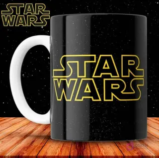Taza de sublimación negra con el icónico logo amarillo de Star Wars sobre un fondo de estrellas.
