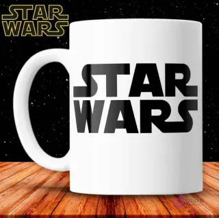 Taza de sublimación blanca con el clásico logo negro de Star Wars sobre un fondo de estrellas.