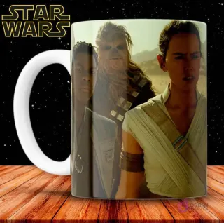 Taza de sublimación con ilustración de Rey, Chewbacca y Finn de Star Wars, sobre fondo oscuro.