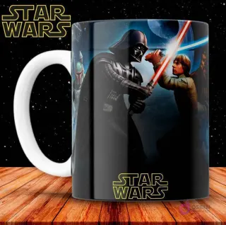 Taza de sublimación negra con escena de Darth Vader y Luke Skywalker luchando con sables de luz, y logo Star Wars.