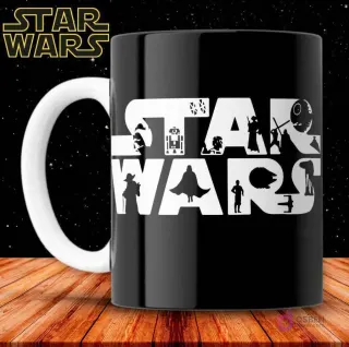 Taza de sublimación negra con logo blanco de Star Wars formado por siluetas de personajes y naves.