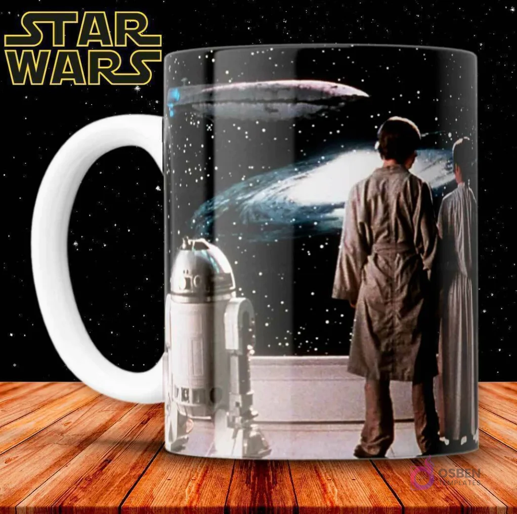 Taza de sublimación negra con Luke Skywalker y C-3PO observando naves en el espacio, con R2-D2 cerca.