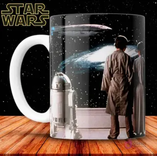 Taza de sublimación negra con Luke Skywalker y C-3PO observando naves en el espacio, con R2-D2 cerca.